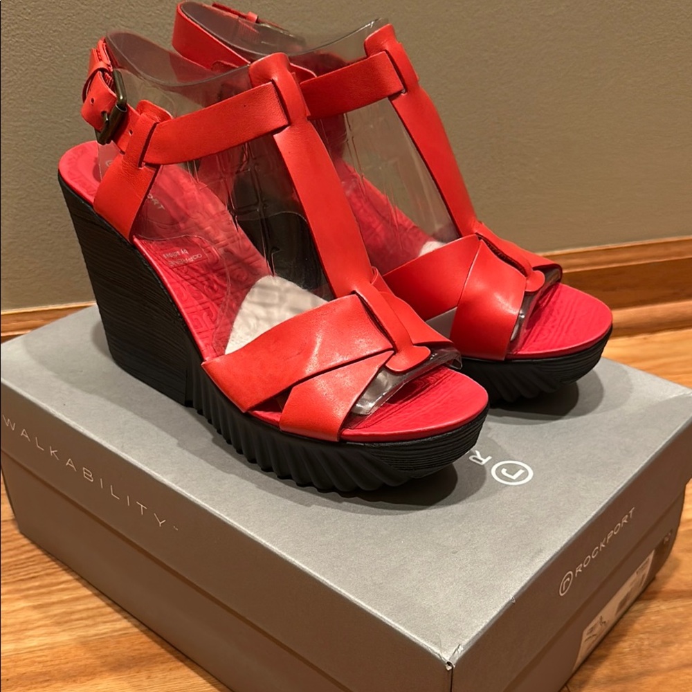 Rockport Red and Black Wedge Sandals T-Strap Design women’s 10